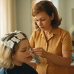 découvrez l'inventeur du système de mèches et de papier d'aluminium utilisé pour la coloration des cheveux, une technique révolutionnaire dans le monde de la coiffure.