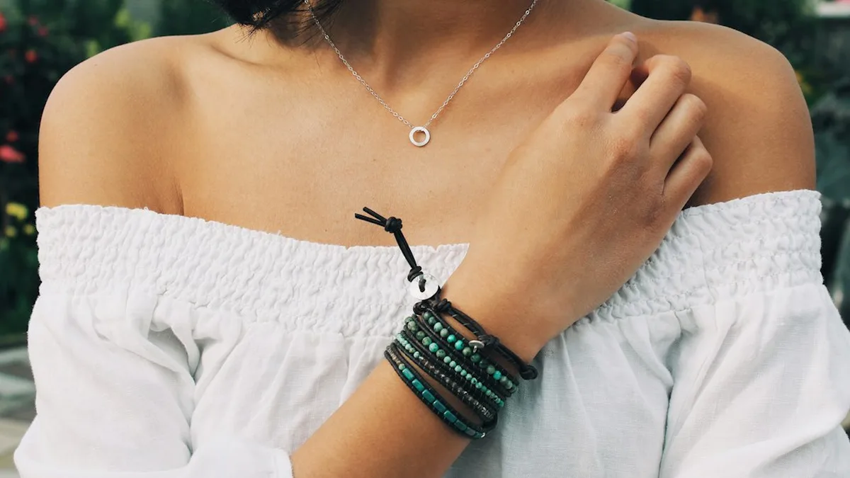 collier bracelet bijou mariee — Collier ou bracelet : quel bijou mettre en avant avec sa robe de mariée ?